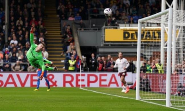 Crystal Palace goalkeeper Dean Henderson dives in vain as Kevin De Bruyne makes it 1-1.
