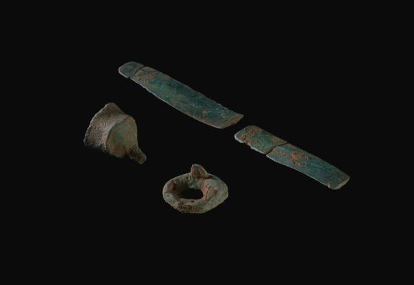 The fragmented sword and other text<em></em>areal artifacts found in the field.