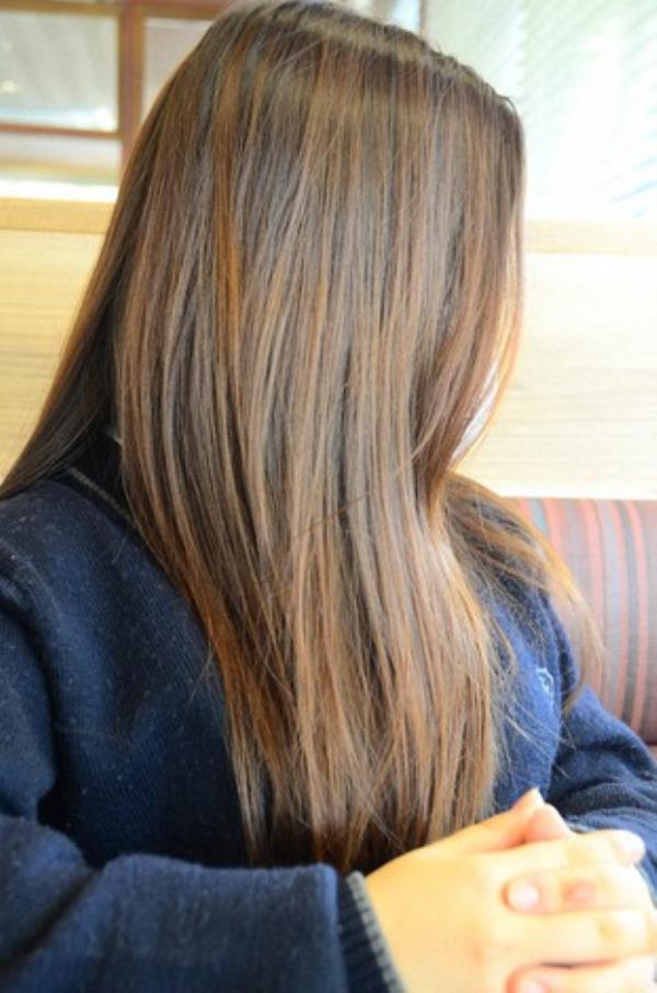 日本一名黑发女子称，一名高中老师在斥责她头发颜色时扯掉了她的头发