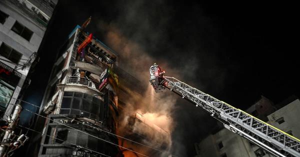 孟加拉国建筑火灾：大火吞没达卡购物中心，至少46人死亡