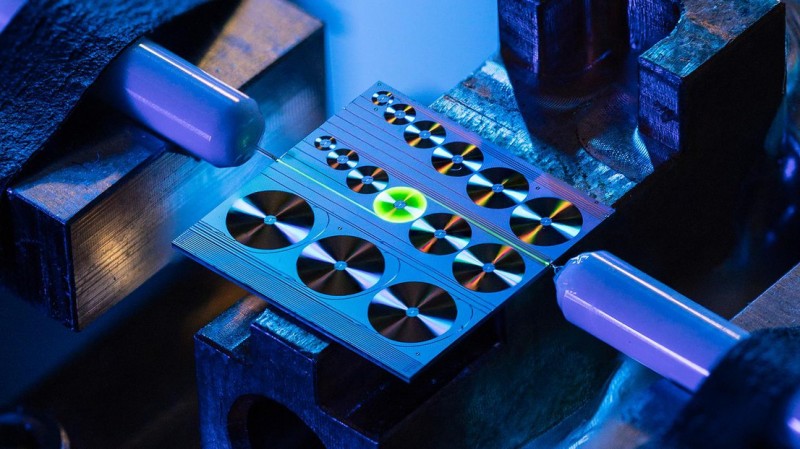 An erbium-doped waveguide amplifier on a photo<em></em>nic integrated chip. Credit: EPFL Laboratory of Photo<em></em>nics and Quantum Measurements/Niels Ackerman
