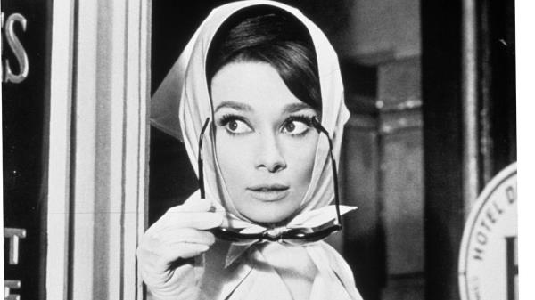 Editorial use only</p>

<p>　　Mandatory Credit: Photo by Snap/Shutterstock (390859gw)</p>

<p>　　FILM STILLS OF ‘CHARADE’ WITH 1963, AUDREY HEPBURN, SUNGLASSES, HIDING, SHOCKED, SURPRISED, HOOD, DISGUISE IN 1963</p>

<p>　　Various