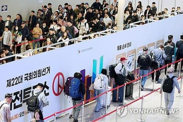 People line up to cast their ballots at a polling station set up at Incheon Internatio<em></em>nal Airport, west of Seoul, on April 5, 2024. (Yonhap) 