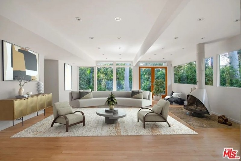 Realtor.com - Ione Skye 1