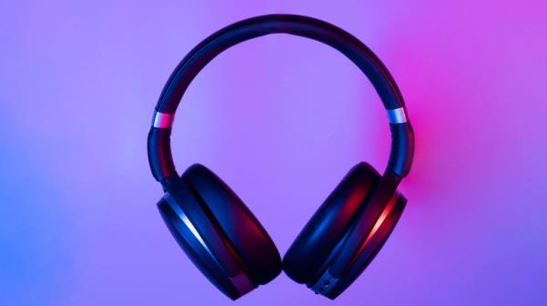 wireless headpho<em></em>nes purple background