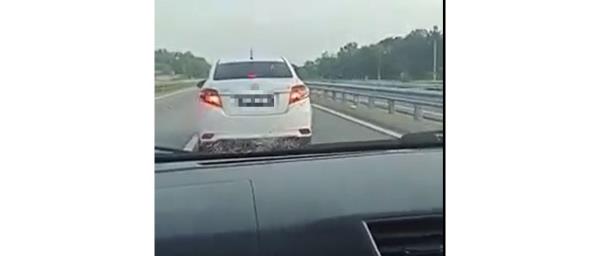 警察正在寻找一个停在塞隆班-警局高速快车道上的司机