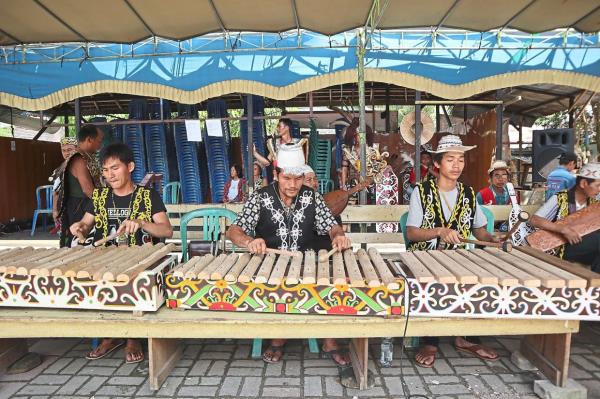 The jatung utang is a wooden xylophone usually played by the Orang Ulu group of people. — Ezagren/Wikimedia Commons