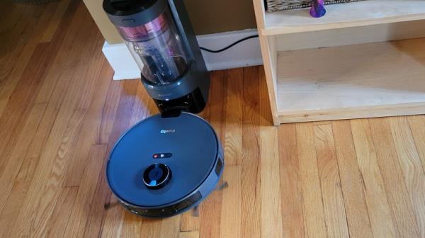 Eureka e10S navigating a tight space