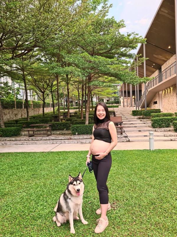 Yeoh pregnant with her first baby, accompanied by her pet husky. Photo: Cassandra Yeoh