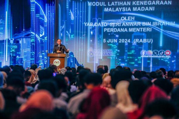 PM Anwar: Madani training module allows youth to learn a<em></em>bout nation’s history 