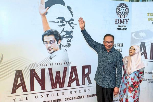 Reel life: Anwar and Dr Wan Azizah attending the premiere of ‘Anwar: The Untold Story’ at Dadi Cinema, Pavilion KL. The film will be screened in cinemas natio<em></em>nwide starting May 18. — Bernama