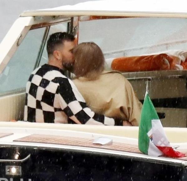 The stunning pair were seen rugged up in rainy Italy as they snuck away to get cosy on a dreamy boat ride — the appalling weather not stopping them from a smooch. 