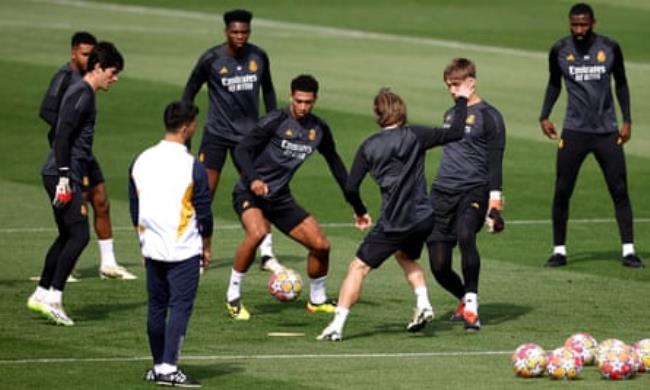 Jude Bellingham takes on Luka Modric in training with Real Madrid