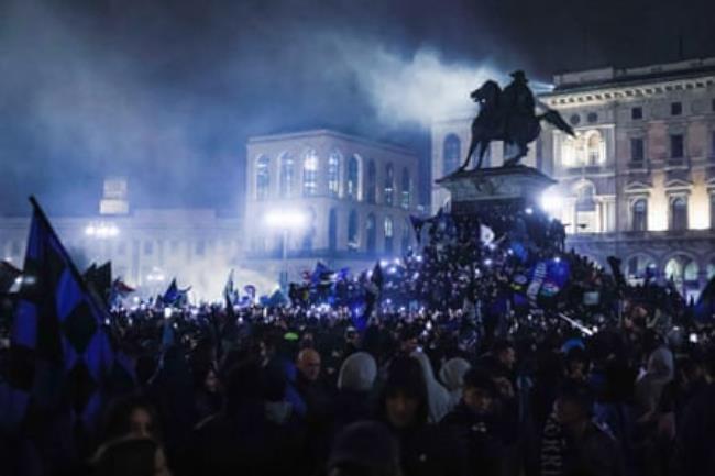 Piazza Duomo in Milan is packed with Inter supporters celebrating the club’s 20th domestic league title.