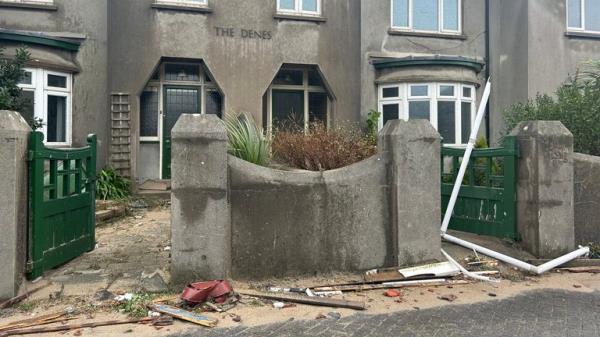 Damage after storm Ciaran hit Jersey's Princess Place</p>

<p>　　