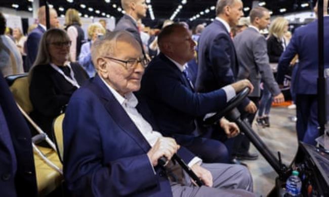 Warren Buffett in a golf cart