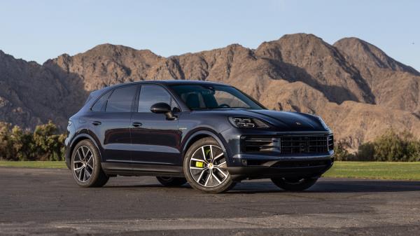 2024 Porsche Cayenne E-Hybrid front three quarter