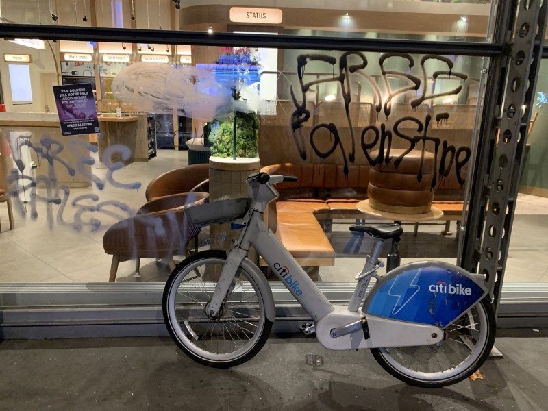 Protesters smashed the back window of a NYPD cruise parked outside the New York Times and spray painted “FREE GAZA” on the side (Credits: X) 