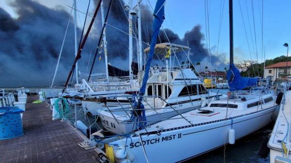 Smoke billows near boats docked at Lahaina as wildfires driven by high winds destroy a large part of the historic town of Lahaina, Hawaii, U.S. August 9, 2023. Dustin Johnson/Handout via REUTERS THIS IMAGE HAS BEEN SUPPLIED BY A THIRD PARTY. REFILE - REMOVING KAHULUI</p>

<p>　　