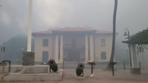 Smoke obscures the old Lahaina courthouse as wildfires driven by high winds destroy a large part of the historic town of Lahaina, Hawaii, U.S. August 9, 2023. Dustin Johnson/Handout via REUTERS THIS IMAGE HAS BEEN SUPPLIED BY A THIRD PARTY. REFILE - REMOVING KAHULUI</p>

<p>　　