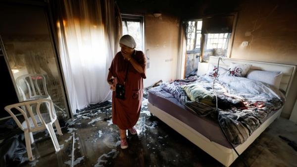 A woman stands in a damaged room after rockets were launched from the Gaza Strip, in Ashkelon, Israel October 7, 2023. REUTERS/Amir Cohen</p>

<p>　　