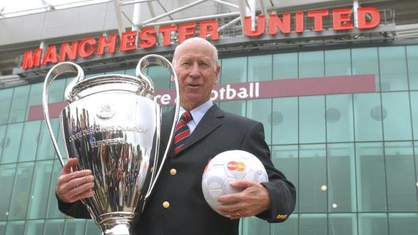 Manchester United player Sir Bobby Charlton holds the European Cup outside Manchester United's Old Trafford</p>

<p>　　Pic:AP