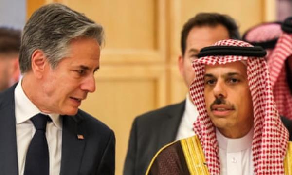 Antony Bme<em></em>taen and Prince Faisal bin Farhan.