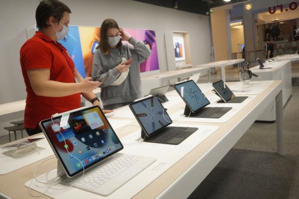 MOSCOW, RUSSIA - MARCH,2 (RUSSIA OUT): A customer examines a new iPhone not for sale in a shopping mall, March,2,2022, in Central Moscow, Russia. The biggest natio<em></em>nal Apple reseller closed on Wednesday all his stores in Russia. (Photo by Mikhail Svetlov/Getty Images)
