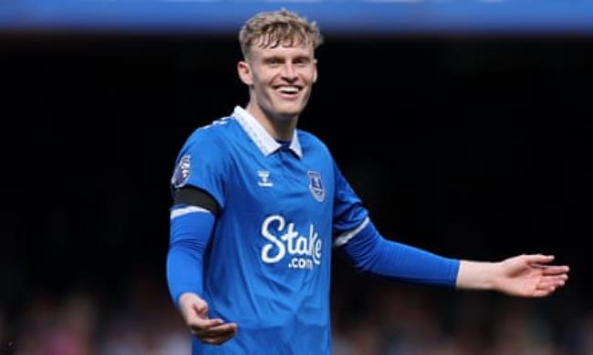 Jarrad Branthwaite in action for Everton.