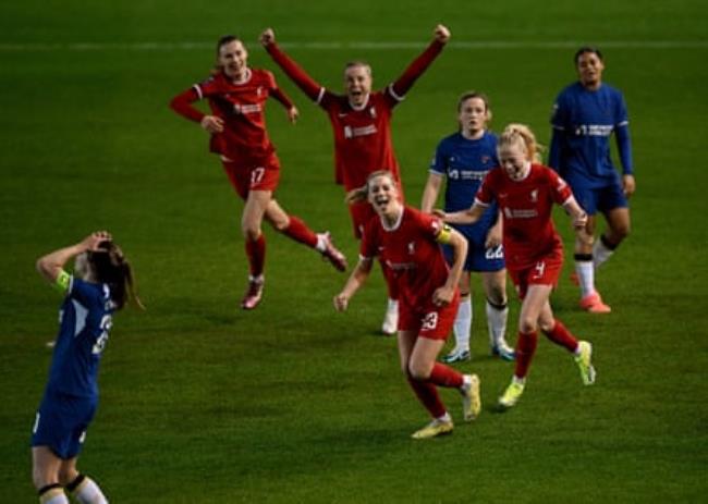 Gemma Bo<em></em>nner (centre) celebrates after scoring the decisive goal in Liverpool’s 4-3 win against Chelsea.