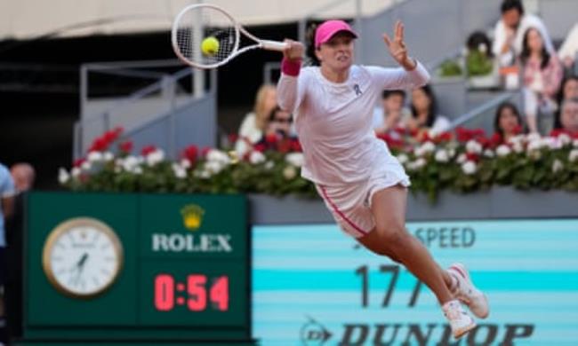 Iga Swiatek takes flight while co<em></em>ntending with Aryna Sabalenka’s awesome power