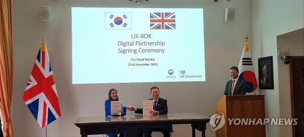 This file photo provided by the Ministry of Science and ICT on Nov. 23, 2023, shows South Korean Science Minister Lee Jong-ho (C) and Britain's Secretary of State for Science, Innovation and Technology Michelle Do<em></em>nelan (L) posing for a photo after signing a digital partnership between the two countries. (PHOTO NOT FOR SALE) (Yonhap)