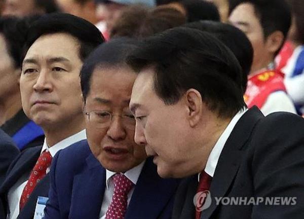 President Yoon Suk Yeol (R) listens to Daegu Mayor Hong Joon-pyo (C) during the natio<em></em>nal co<em></em>nvention of the Council for the Better Tomorrow Movement in Daegu, 237 kilometers southeast of Seoul, in this file photo taken Nov. 7, 2023. (Pool photo) (Yonhap)