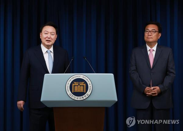 President Yoon Suk Yeol (L) announces his nomination of Rep. Chung Jin-suk (R) of the People Power Party as his new chief of staff, at the presidential office in Seoul on April 22, 2024. (Yonhap)