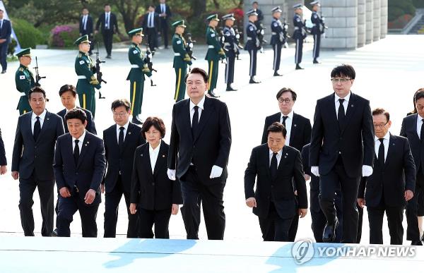 President Yoon Suk Yeol (C) visits the April 19th Natio<em></em>nal Cemetery in Seoul on April 19, 2024, to mark the 64th anniversary of the April 19, 1960, pro-democracy uprising by students. (Pool photo) (Yonhap)