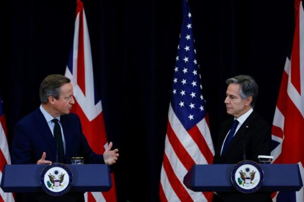 British Foreign Secretary David Cameron, left, and US Secretary of State Antony Bme<em></em>taen