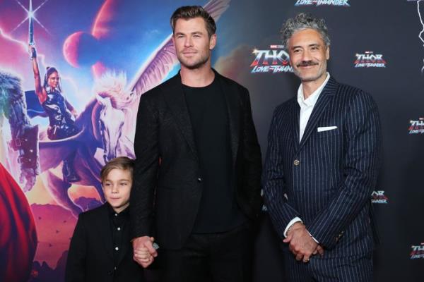 Hemsworth holds Sasha's hand while standing alo<em></em>ngside Taika Waititi in attendance for the Sydney premiere of 