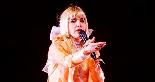 Paloma Faith singing