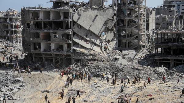Palestinians inspect the damages after Israeli forces withdrew from a part of Jabalia refugee camp.</p>

<p>　　Pic: Reuters