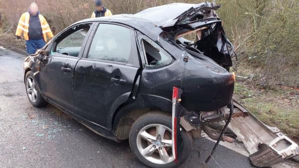 The wreckage of the statio<em></em>nary Ford Focus that had broken down in Essex.</p>

<p>　　Credit: @EPRoadsPolicing