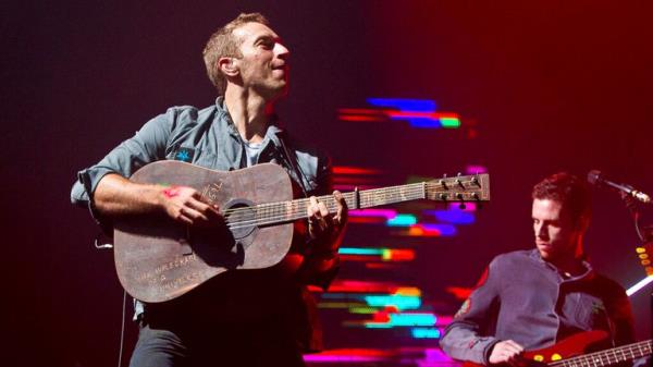 British singer Chris Martin of Coldplay performs on the Pyramid stage at Glasto<em></em>nbury Music Festival, Saturday, June 25, 2011. More than 170,000 ticket-holders have arrived at Worthy Farm for the 41st festival. (AP Photo/Joel Ryan)</p>

<p>　　