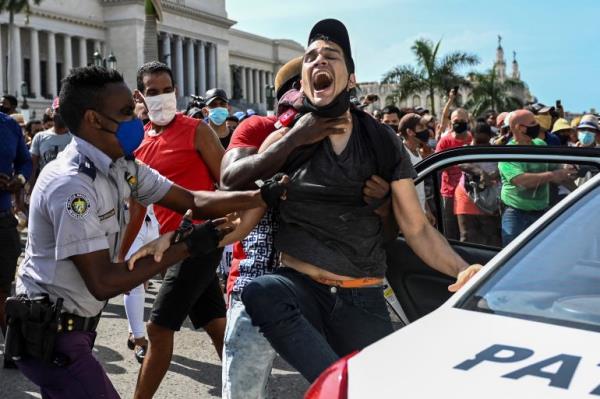 Police detain protesters in Cuba