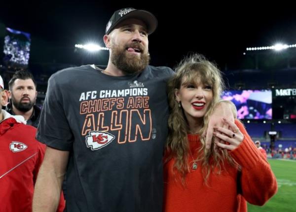 BALTIMORE, MARYLAND - JANUARY 28: Travis Kelce #87 of the Kansas City Chiefs celebrates with Taylor Swift after a 17-10 victory against the Baltimore Ravens in the AFC Champio<em></em>nship Game at M&T Bank Stadium on January 28, 2024 in Baltimore, Maryland. (Photo by Patrick Smith/Getty Images)
