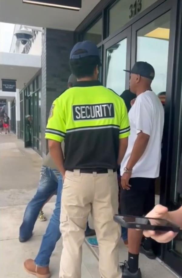 The group of bystanders said they held the front door shut until Metro Nashville Police arrived 30 minutes later.