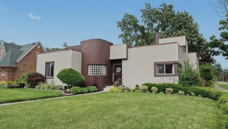Detroit, MI home with curved exterior