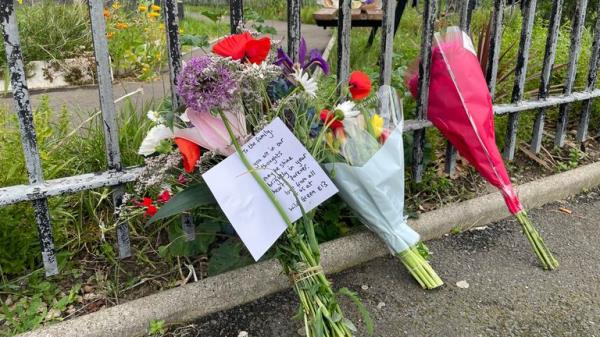 A member of a community garden in Wood Green  left flowers from the garden at Jacob's House. Pic: PA</p>

<p>　　