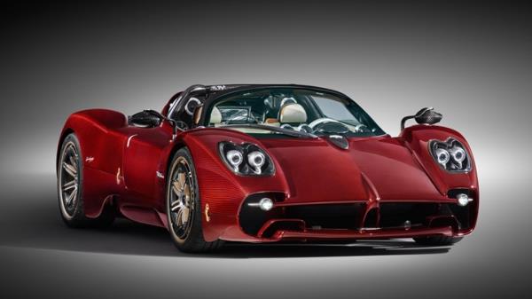 Please welcome to the stage: the new Pagani Utopia Roadster