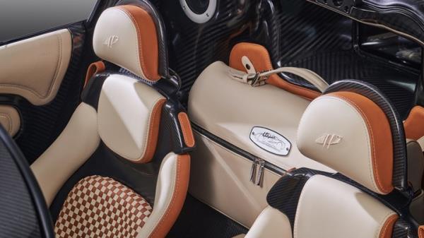 Please welcome to the stage: the new Pagani Utopia Roadster