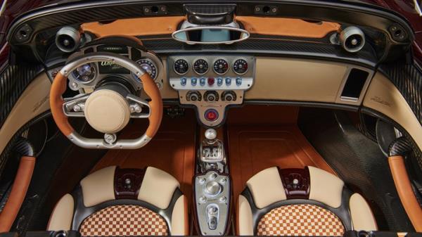 Please welcome to the stage: the new Pagani Utopia Roadster