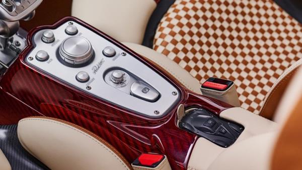 Please welcome to the stage: the new Pagani Utopia Roadster